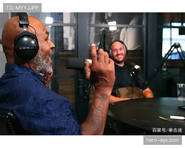 泰森·富里这反差也太带感：拳台上盛装像王，家里拖鞋抱娃随手开冰箱